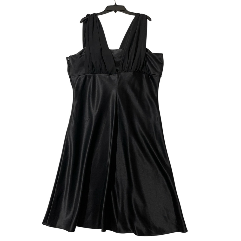 Elegant Black Sleeveless Dress - Picture 2 of 9
